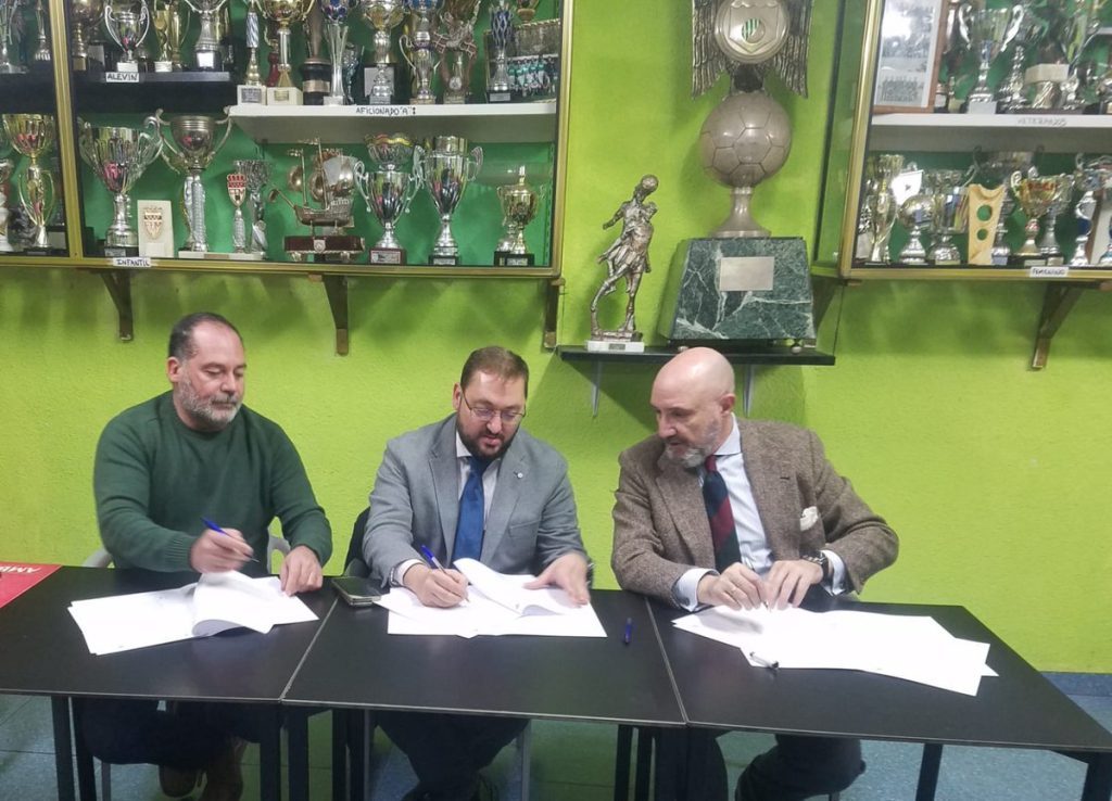 Firma del convenio de cesion de instalaciones entre la Junta Municipal del Horteleza y el CD Spartac Manoteras